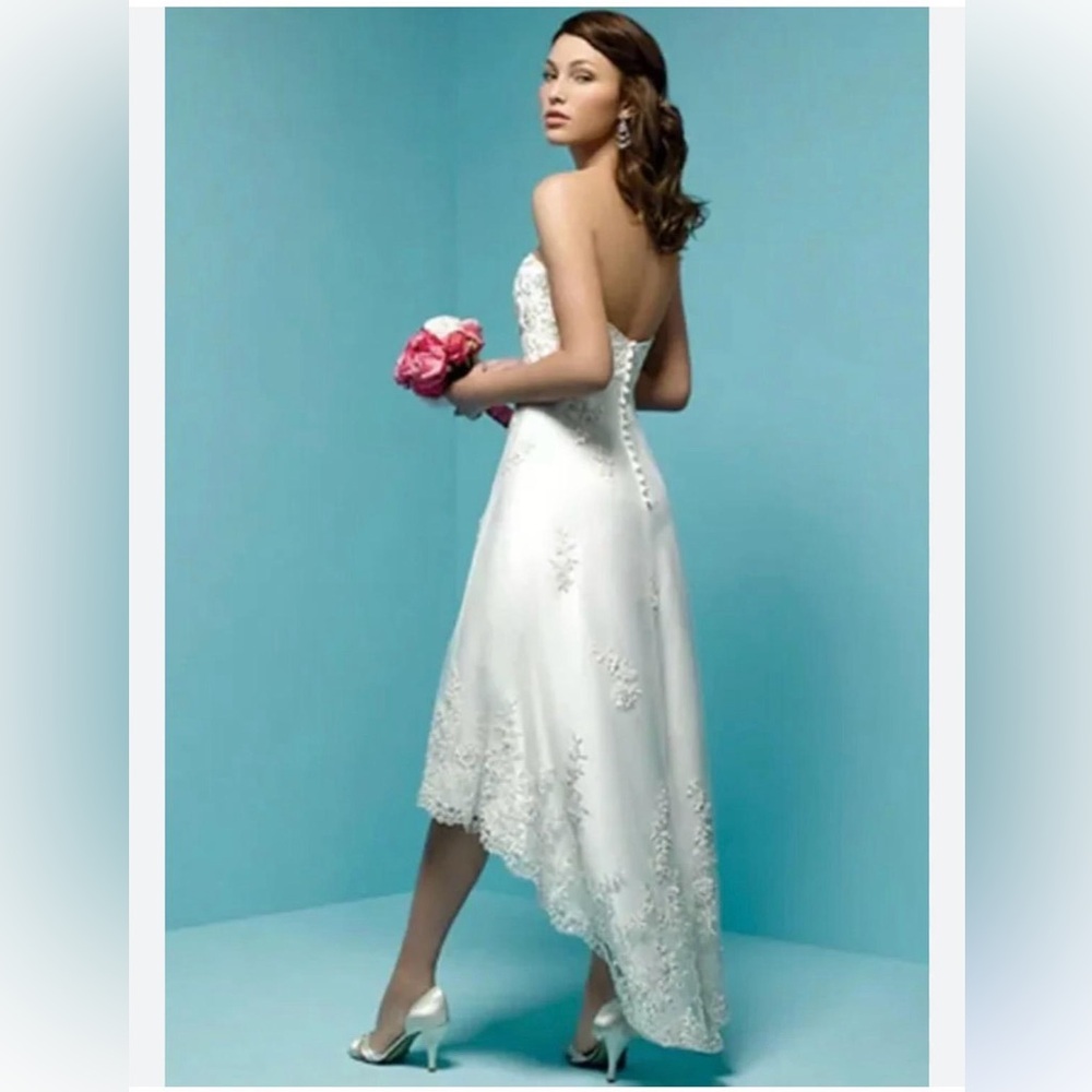 Alfred Angelo 1142 - Nearly Newlywed
Size 6
Like new, freshly dry cleaned
